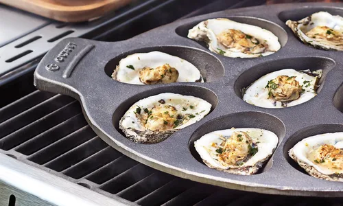 Vista 2 de Outset 76225 - Sartén de hierro fundido para ostras, 12 cavidades, color negro Grill & Serve Oysters In One Pan 12 Capacity Oyster Tray & Plate