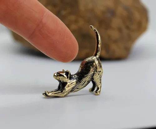 Vista 7 de Figura de gato estirada fundida a mano en latón, pequeño gatito, regalo coleccionable para amantes de los gatos, pequeña baratija decorativa de metal
