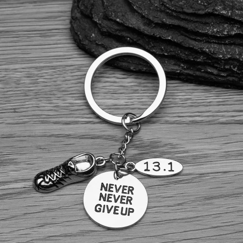 Vista 2 de Sportybella Llavero de corredores de media maratón, 13.1 con dije "Never Give Up", joyería para correr, regalo de corredores para hombres, mujeres