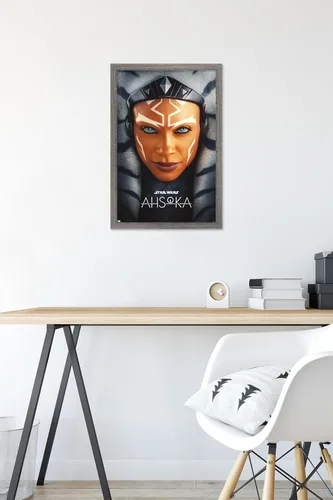 Vista 6 de Trends International Star Wars: Ahsoka - Póster de pared de una hoja, 14.72 x 22.37 pulgadas, versión enmarcada de madera de granero Versión