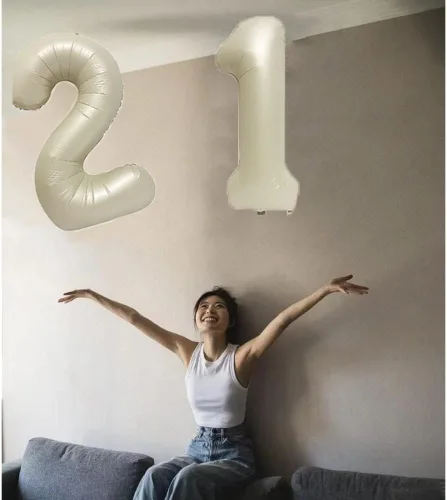 Vista 3 de Globos gigantes de color blanco crema del número 21 de 40 pulgadas, color blanco crema para fiesta de 21 años, globo de número 21 para aniversario