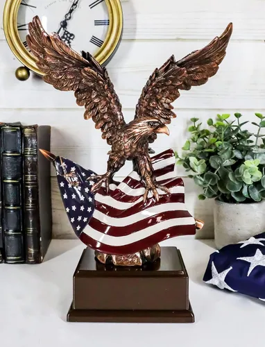Vista 7 de Gifts & Decor Ebros Wings of Glory - Figura patriótica de águila calva que se aferra a la bandera estadounidense, bronce galvanizado, con base