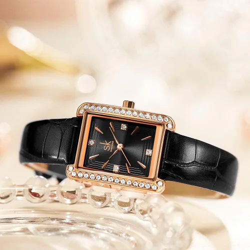 Vista 4 de SHENGKE Reloj rectangular para mujer con bisel decorado de cristal, reloj de pulsera cuadrado con forma de tanque clásico con esfera transparente