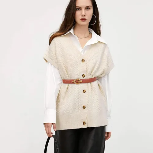 Vista 250 de Cinturón de cuero clásico con hebilla de metal para mujer con vestido de jeans