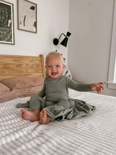 Vista 23 de GUNAMUNA Pijama unisex convertible ultrasuave para bebé, mameluco con cremallera para pañales, recién nacido a 24 meses