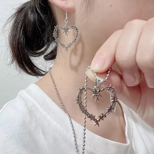 Vista 3 de Collar gótico de alambre de púas para mujer, collar de gargantilla de corazón de espina punk hip hop, collar de gargantilla de corazón de malla