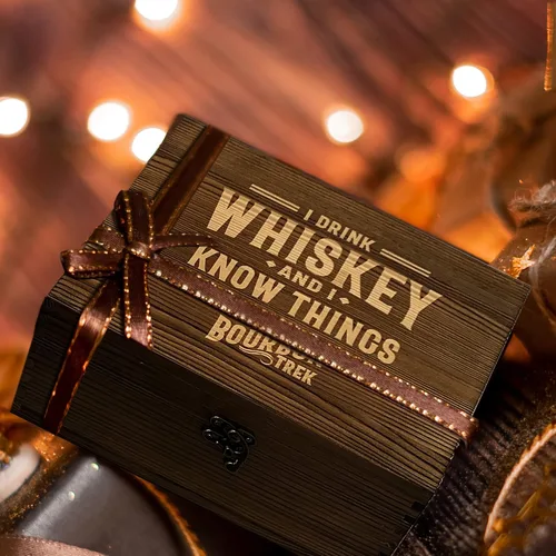 Vista 6 de Juego en caja de regalos de whisky para hombres, incluye populares trivias de whisky, 2 vasos de bourbon, 6 piedras, 2 posavasos de pizarra, 1