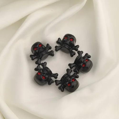 Vista 2 de MYOSPARK 5 piezas de dijes de cabeza de calavera negra Crossbones para amantes