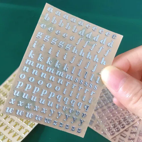 Vista 5 de 6 hojas de letras y números, minicalcomanías autoadhesivas del alfabeto, calcomanías de letras plateadas y doradas para uñas, piezas de resina