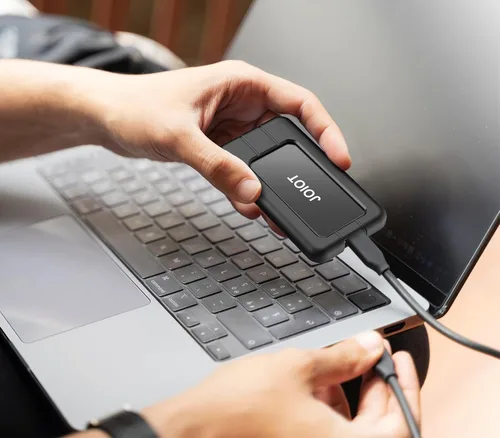 Vista 7 de JOIOT SSD portátil de 1 TB de hasta 2000 MB/s USB-C USB 3.2 Gen 2x2 SSD externo con funda protectora a prueba de golpes tipo C unidad externa