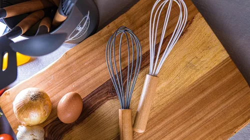 Vista 5 de Juego de utensilios de cocina y comedor de 12 piezas. Fácil de limpiar. Mango de madera. Material de silicona. Resistente al calor. Utensilios