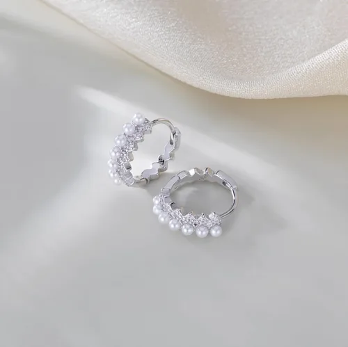 Vista 4 de SLUYNZ Aretes de aro de plata de ley con perlas de circonita cúbica para mujeres, adolescentes y niñas, aretes de aro de perlas de boda