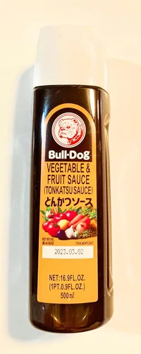 Vista 2 de Bull Dog - Salsa de verduras y frutas (salsa tonkatsu) de 16.9 onzas líquidas y 1 plato de salsa de soja
