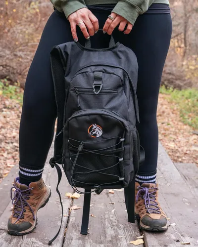 Vista 9 de Mochila de hidratación de 18 litros con kit de primeros auxilios, bolsa de agua de 3 litros y toalla de enfriamiento, mochila de hidratación ligera