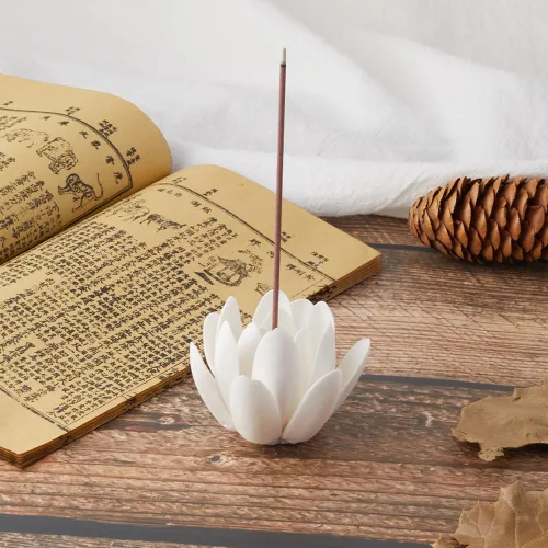 Vista 5 de GORGECRAFT Quemador de incienso de loto blanco de cerámica, cono, flor, incienso, soporte hecho a mano, pétalos de porcelana, base de bobina