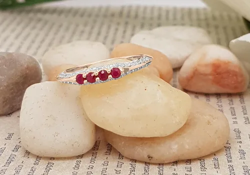 Vista 9 de Dazzlingrock Collection Anillo de boda redondo de rubí y diamante blanco apilable para mujer en oro