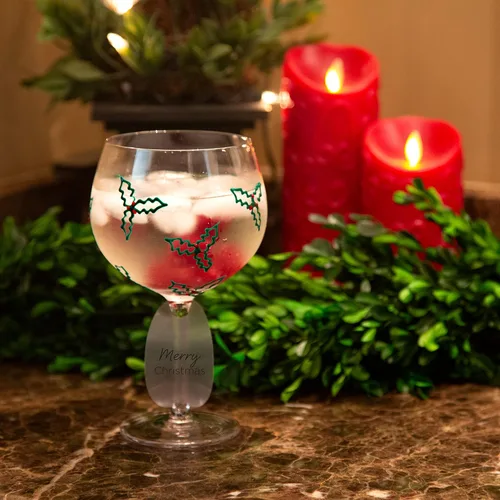 Vista 5 de Pavilion Gift Company Feliz Navidad - Acebo y bayas - Copa de vino pintada a mano (24 oz)