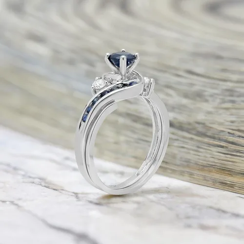 Vista 4 de Dazzlingrock Collection Juego de anillos de compromiso de oro blanco y zafiro azul de 10 quilates