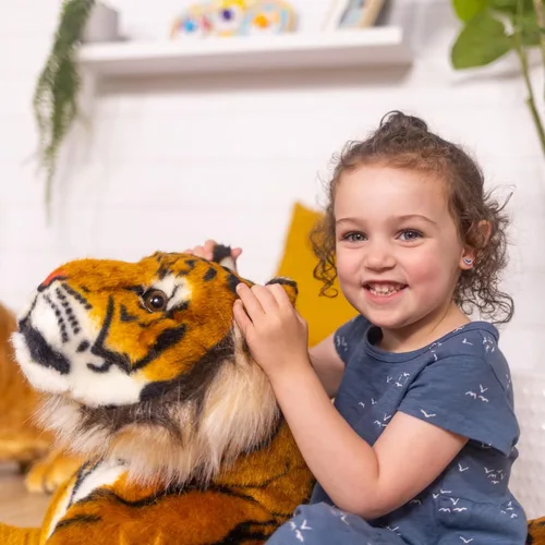 Vista 5 de Tigre gigante de peluche de Melissa & Doug, realista (más de 5 pies de largo)