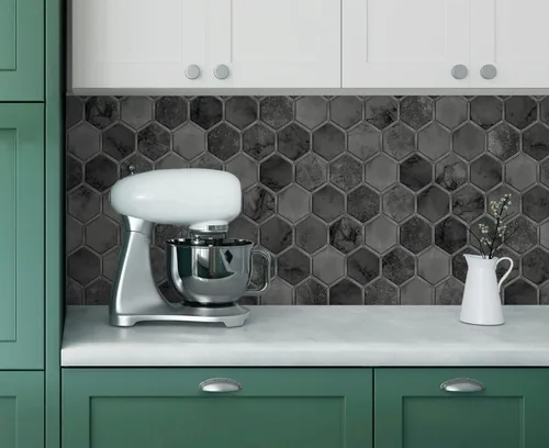 Vista 5 de NextWall Papel pintado geométrico hexagonal con incrustaciones para despegar y pegar (negro cósmico y plateado)