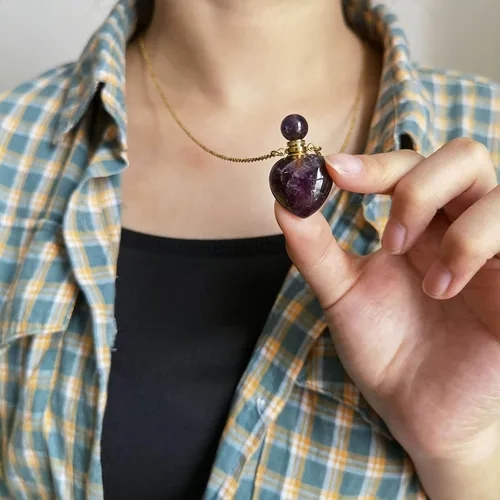Vista 4 de Perfume Bottle Necklace Heart Shape, Amethyst Necklace Healing Crystal for Women, Essential Oil Diffuser Bottle Necklace Jewelry for Liquid