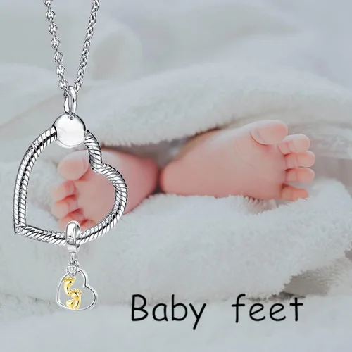 Vista 6 de 2 dijes de corazón para madre e hija con texto en inglés "I Love You to the Moon and Back