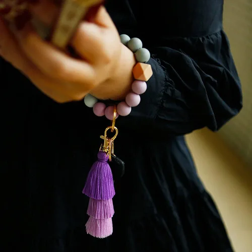 Vista 5 de Cynure Llavero para mujer con borlas y accesorios de silicona con cuentas