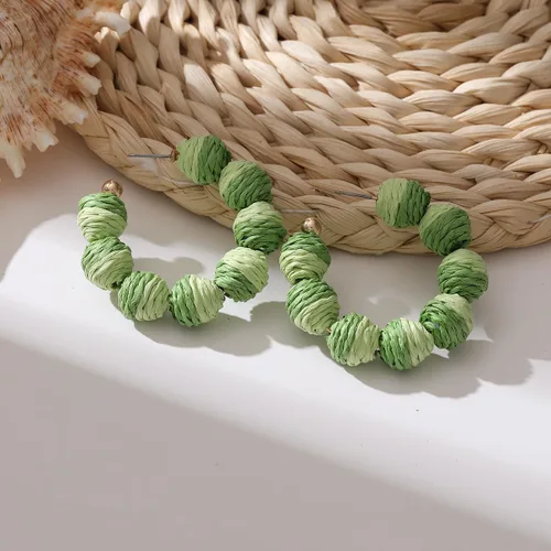 Vista 2 de Coloridos aretes colgantes de rafia para mujer, divertidos aretes colgantes de ratán de verano para playa, vacaciones, joyería para profesores