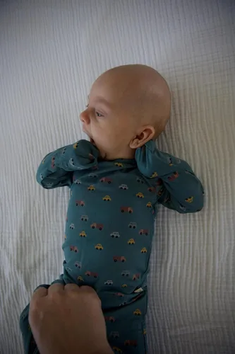 Vista 31 de GUNAMUNA Pijama unisex convertible ultrasuave para bebé, mameluco con cremallera para pañales, recién nacido a 24 meses
