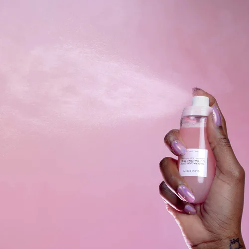 Vista 3 de Glow Recipe Watermelon Glow Spray Facial + Bruma Hidratante - Neblina ultrafina para el rostro con ácido hialurónico + AHA de hibisco para refrescar