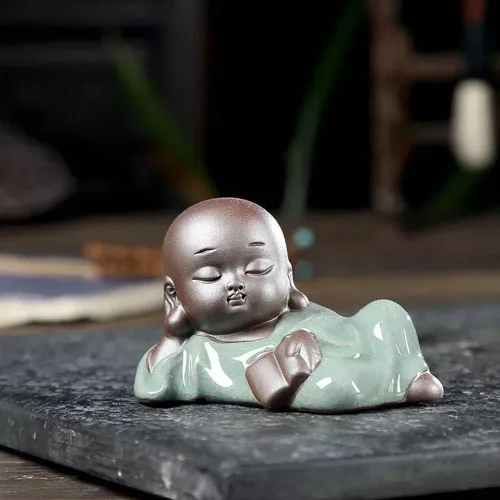 Vista 2 de Estatua de monje de libro de lectura, linda mascota de té de monje bebé de cerámica, figura china de monje zen para decoración del hogar y la oficina