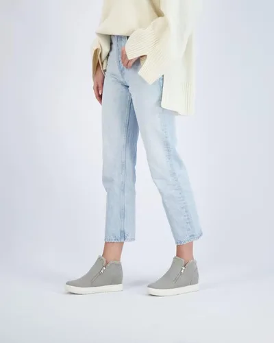 Vista 6 de CUSHIONAIRE Zapatos deportivos Heaven Hidden Wedge Faux Shearling para mujer + espuma viscoelástica