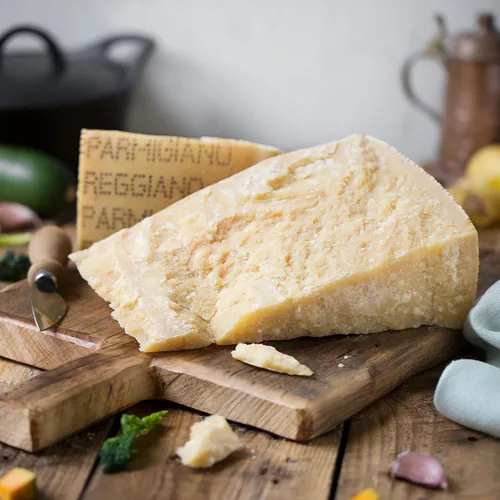 Vista 8 de Trío de degustación de Parmigiano Reggiano DOP de 18, 24, 36 meses 3x2.2 lb - 1 por envejecimiento - (3x1kg) - El único parmesano - EMILIA FOOD LOVE