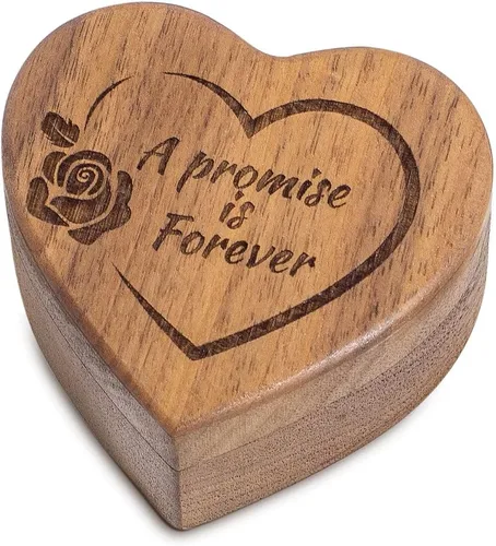 Vista 3 de Wislist Caja para anillo de compromiso de madera con forma de corazón grabado para propuesta de boda