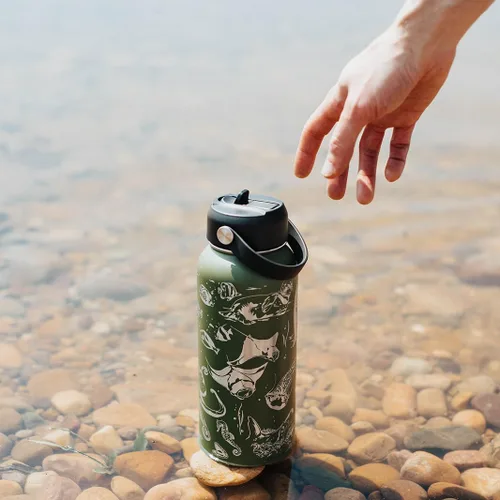 Vista 6 de Oceans - Botella de agua con tapa con pajilla, acero inoxidable grabado de 32 onzas, aislada con correa, temática de océano, mar y playas