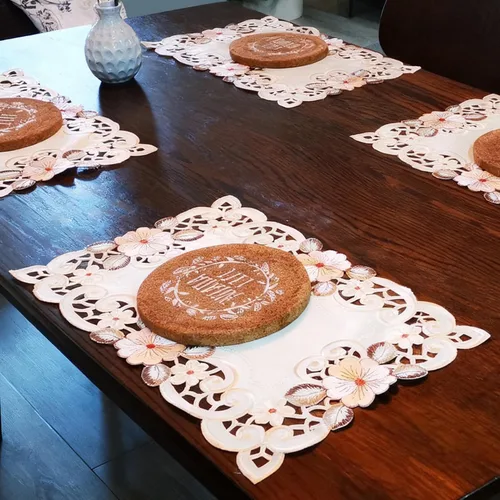 Vista 8 de LeLehome Juego de 4 manteles individuales bordados con flores, manteles individuales oblongos beige rosa, decoración para hogar, cocina, comedor