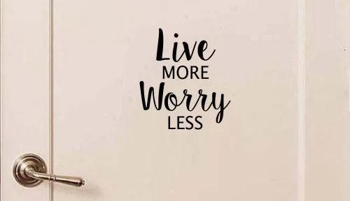 Vista 2 de Calcomanía de vinilo con cita motivacional en inglés «Live More Worry Menos», decoración inspiradora de arte decorativo con letras «Cute Love