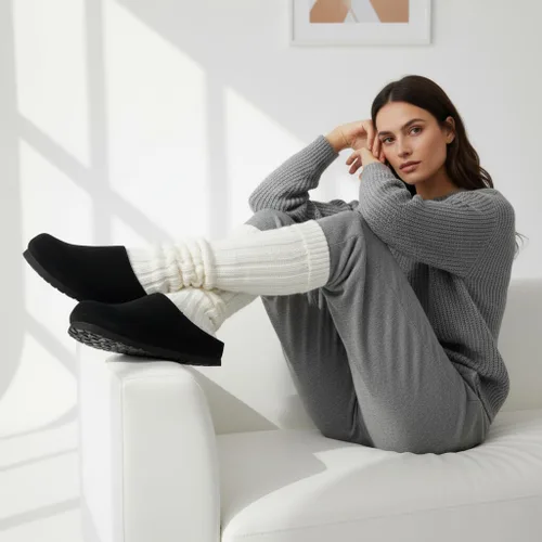 Vista 2 de CUSHIONAIRE Lute - Zuecos de piel de gamuza auténtica para mujer para interiores y exteriores, cómodos zuecos para mujer con plantilla acolchada