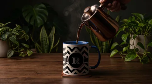 Vista 3 de 3dRose Taza de dos tonos azul con monograma de cheurón en blanco y negro inicial R 11oz