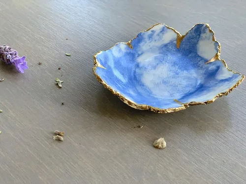 Vista 3 de Plato de cerámica mármol azul blanco y oro, platos de joyería hechos a mano, regalo único para ella o él - Foto de stock, por favor lea
