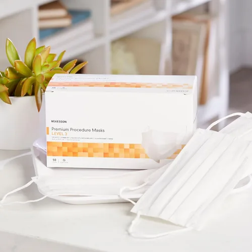 Vista 4 de McKesson Mascarillas de procedimiento premium, nivel 3 con protectores para los ojos, desechables, plisadas con cintas elásticas para las orejas,