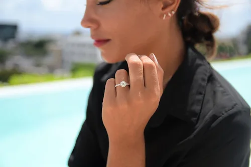 Vista 3 de LEMON GRASS Anillo de compromiso de diamantes con halo redondo de 1.22 qt con banda pavé en plata de ley con circonita cúbica transparente
