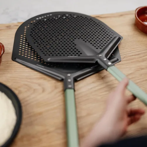 Vista 3 de Gozney Pro Cuchillo de colocación para pizzas de 12" para hornos de pizza Arc y Dome, diseño 100% de aluminio, cuchilla completamente perforada