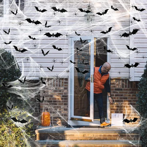 Vista 9 de Famoby 1200 pies cuadrados de telarañas de Halloween y 120 murciélagos falsos y 50 arañas falsas, telarañas superelásticas para decorar fiestas