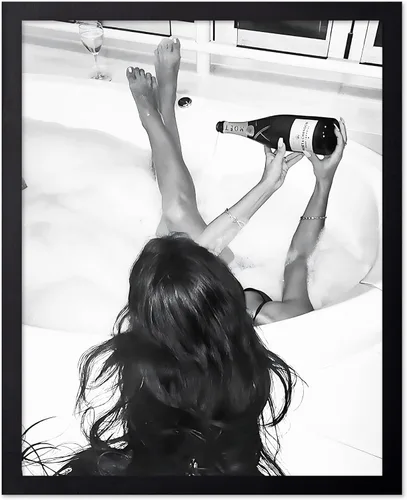 Vista 24 de Monem Art - Póster de mujer en la bañera, estampado de champán vertido, arte con alcohol, arte funky, arte en blanco y negro, arte fotográfico