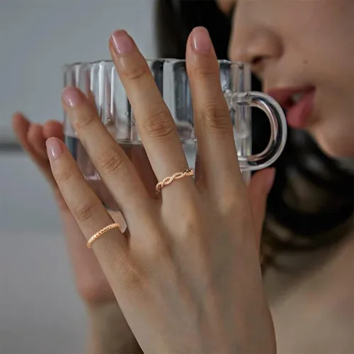 Vista 4 de TOBENY 8 anillos chapados en oro de 14 quilates para mujer, anillos apilables para nudillos, oro y plata, tamaño 4 a tamaño 12, anillos de 0.020in a