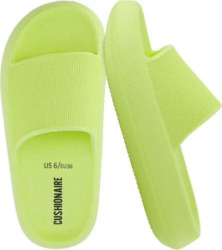Vista 21 de CUSHIONAIRE Sandalias Feather de EVA para Mujeres – Cómodas Pantuflas Deslizables para Mujeres, Zapatos de Ducha para Interiores y Exteriores Verde