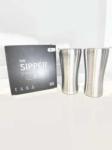 Vista 3 de The Sipper™ El vaso original de tequila. Acero inoxidable aislado de 5 onzas mantiene tu espíritu a la temperatura perfecta. Vaso de chupito de Azul