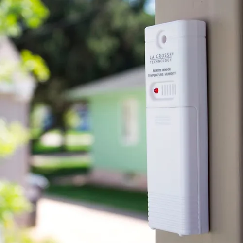 Vista 4 de La Crosse Technology Sensor inalámbrico de temperatura y humedad para exteriores, montado en la pared, preciso, resistente a la intemperie, amplio