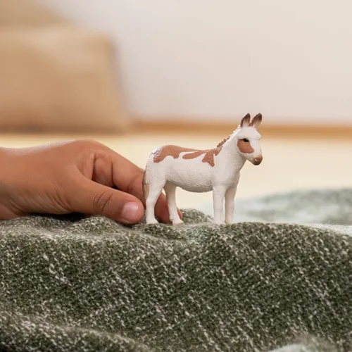 Vista 7 de Schleich Farm World - Figura de animal de burro manchado americano – Juguete de animal de granja altamente detallado y duradero, juego divertido